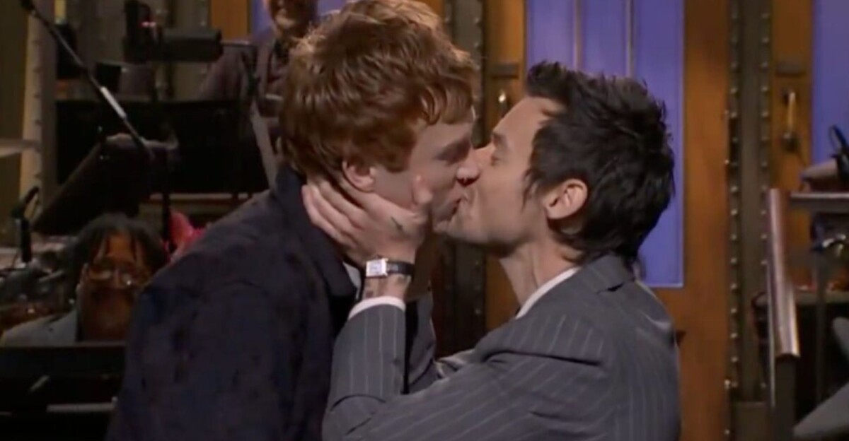Harry Styles se besa con otro hombre en SNL.