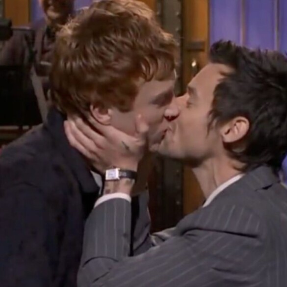 Las redes reaccionan al inesperado beso gay de Harry Styles