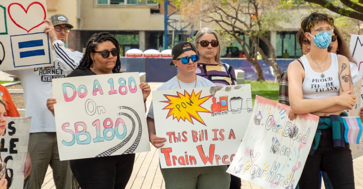 Concentración a favor del colectivo trans en Kansas en 2023.