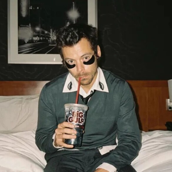 Harry Styles muestra su lado más fiestero en 'Kiss All The Time. Disco, Occasionally'