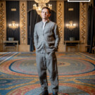 Iestyn Davies estrena 'El sueño de una noche de verano', de Britten en el Teatro Real. Foto de Miguel Ángel Fernández. [camisa <a href="https://es.sandro-paris.com/" target="_blank" rel="noopener">Sandro</a>; traje <a href="https://www.adolfodominguez.com/es-es/mujer/ver-todo/?utm_source=google&utm_medium=cpc&utm_campaign=AD_ES_SEARCH_MARCA_PURA_AON_GADS&gad_source=1&gad_campaignid=18286401011&gbraid=0AAAAADlVNdJBFM5-E1WW0_en-9XjSj8ni&gclid=CjwKCAiAh5XNBhAAEiwA_Bu8FTzyAexnielUdFLkhPHdd6pAbFUSlcxY3RrOWC82BNwfMyCQfAyb8RoC-NgQAvD_BwE" target="_blank" rel="noopener">Adolfo Domínguez</a>, zapatos <a href="https://www.samsoe.com/en-ES" target="_blank" rel="noopener">Samsøe </a>]