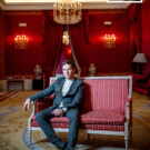 Iestyn Davies estrena 'El sueño de una noche de verano', de Britten en el Teatro Real. Foto de Miguel Ángel Fernández. [conjunto y jersey, <a href="https://www.karllagerfeld.com/es-es?redirect=true&utm_source=google&utm_medium=cpc&utm_campaign=ES_ES_Performance_Max&source=cpc&pdg=:cmp-20382129256:adg-:crv-:pos-:dev-c&gad_source=1&gad_campaignid=22819775454&gbraid=0AAAAADNezTTFgAjC2RtxVWyZ8ponTfzaC&gclid=CjwKCAiAh5XNBhAAEiwA_Bu8FTV4lVqtyw6vh2Nw2KzaIy4-xwJG28YUhVadgUQsvZY42mTarneXQRoCvAoQAvD_BwE" target="_blank" rel="noopener">Karl Lagerfeld;</a>  zapatos <a href="https://www.samsoe.com/" target="_blank" rel="noopener">Samsoe</a>]