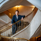 Iestyn Davies estrena 'El sueño de una noche de verano', de Britten en el Teatro Real. Foto de Miguel Ángel Fernández. [total look de <a href="https://eu.isseymiyake.com/?srsltid=AfmBOophgrYyHvxL40SxMmmvYZ97PQGCO6otEqVYejVSAFVF74ylKIap#section0" target="_blank" rel="noopener">Miyake</a>]