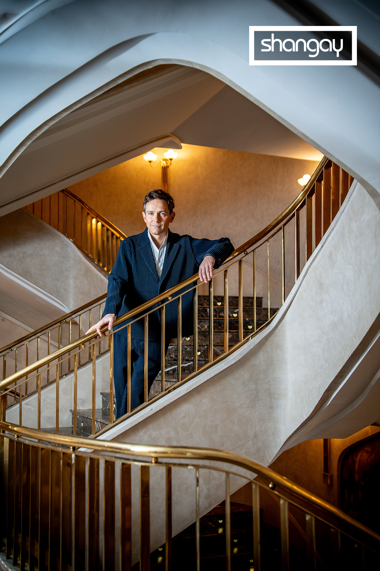 Iestyn Davies, en una de las escaleras del Teatro Real con un total look Issey Miyake. Foto: Miguel Ángel Fernández.