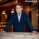 Iestyn Davies estrena 'El sueño de una noche de verano', de Britten en el Teatro Real. Foto de Miguel Ángel Fernández. [total look de <a href="https://eu.isseymiyake.com/?srsltid=AfmBOophgrYyHvxL40SxMmmvYZ97PQGCO6otEqVYejVSAFVF74ylKIap#section0" target="_blank" rel="noopener">Miyake</a>]