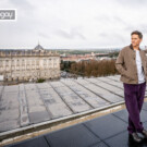 Iestyn Davies estrena 'El sueño de una noche de verano', de Britten en el Teatro Real. Foto de Miguel Ángel Fernández. [chaqueta, camiseta y pantalón <a href="https://www.octobre-editions.com/eu-es" target="_blank" rel="noopener">Octobre</a>; zapatos <a href="https://www.samsoe.com/en-ES" target="_blank" rel="noopener">Samsoe</a>]
