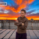 Iestyn Davies estrena 'El sueño de una noche de verano', de Britten en el Teatro Real. Foto de Miguel Ángel Fernández. [chaqueta, camiseta y pantalón <a href="https://www.octobre-editions.com/eu-es" target="_blank" rel="noopener">Octobre</a>; zapatos <a href="https://www.samsoe.com/en-ES" target="_blank" rel="noopener">Samsoe</a>]