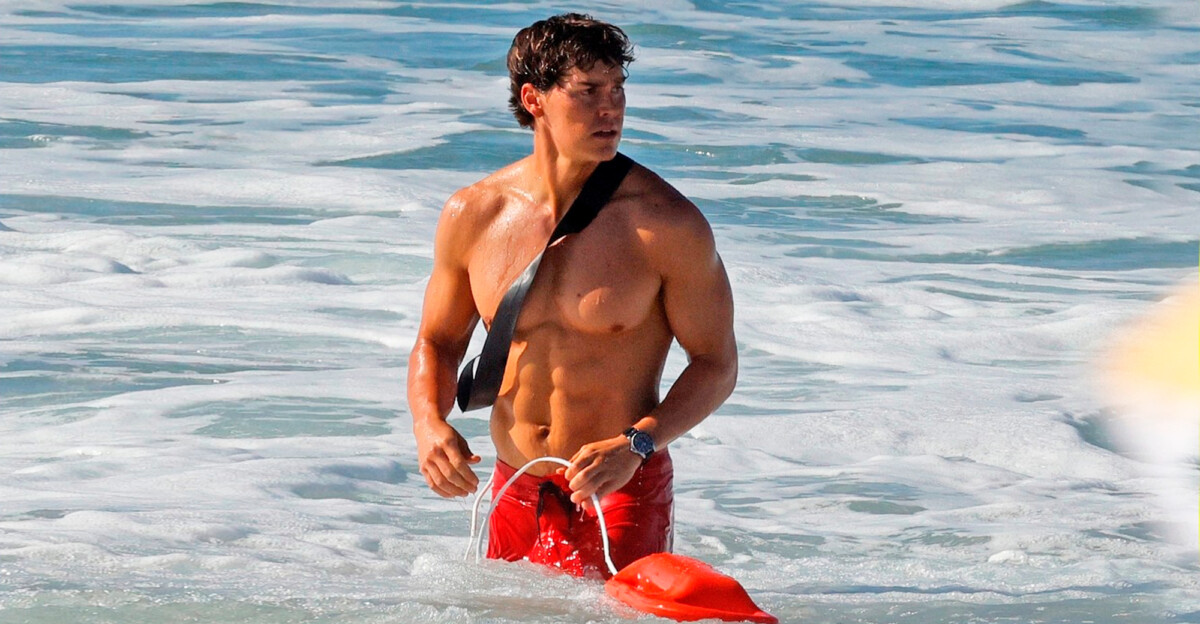 Noah Beck en el rodaje de 'Los vigilantes de la playa'.