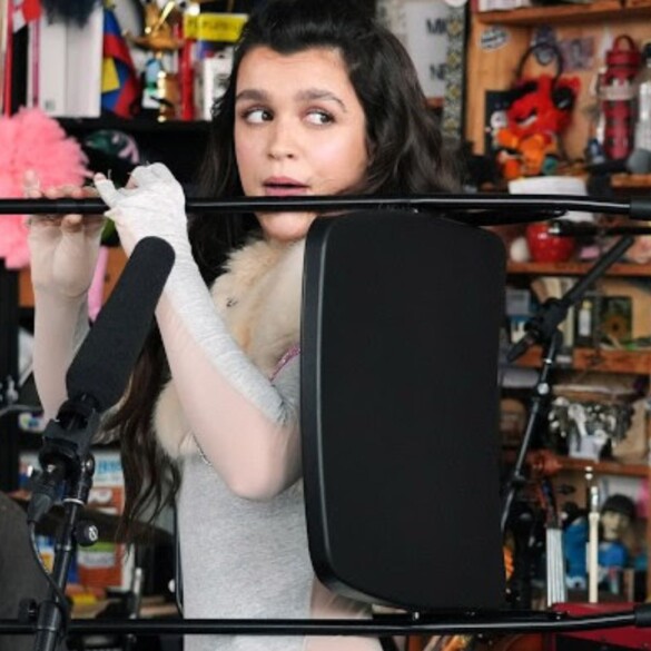 Amaia se hace viral con su actuación en 'Tiny Desk': ¿una silla como flauta?