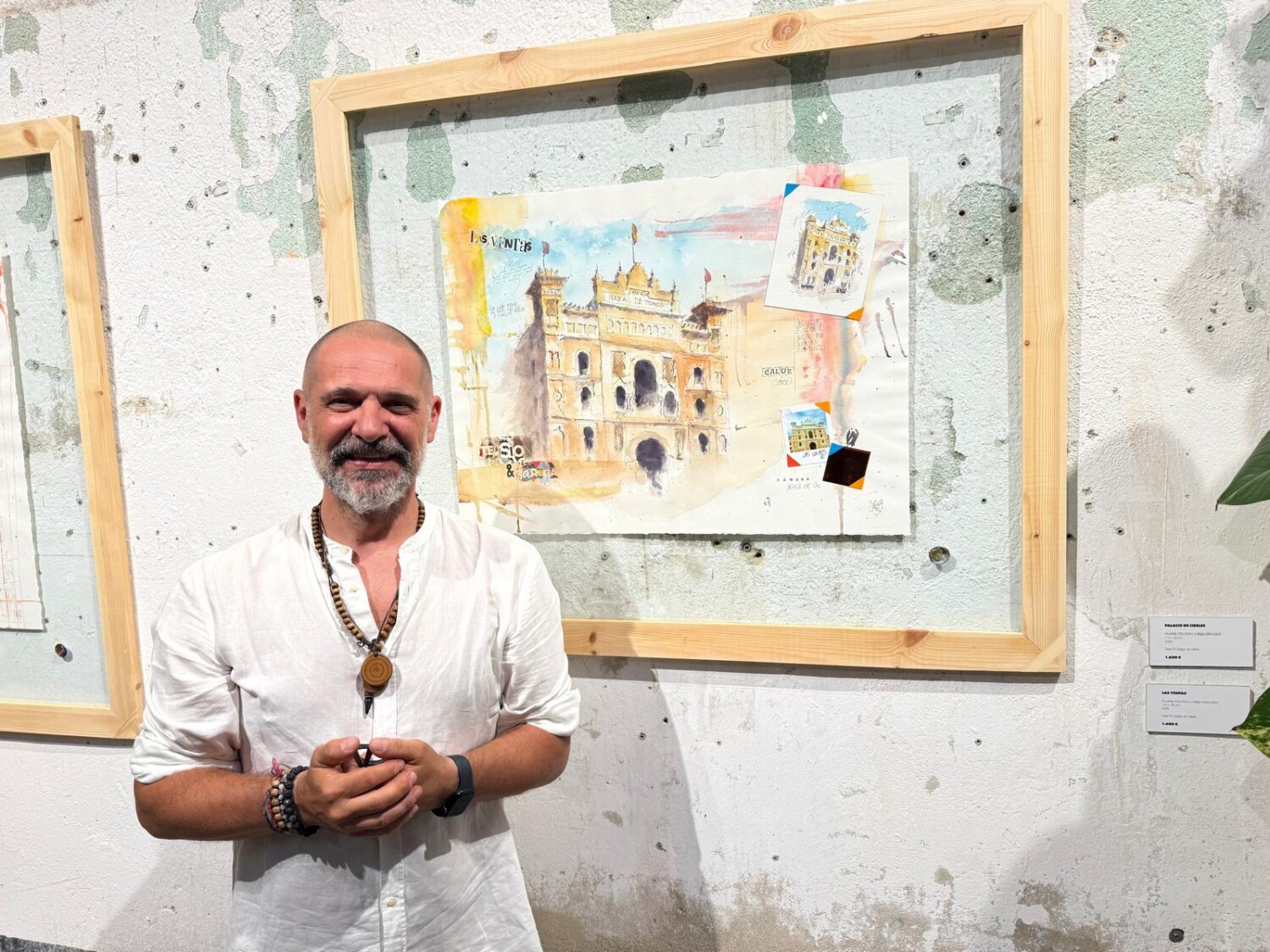 Cuco Cuervo junto a su obra.