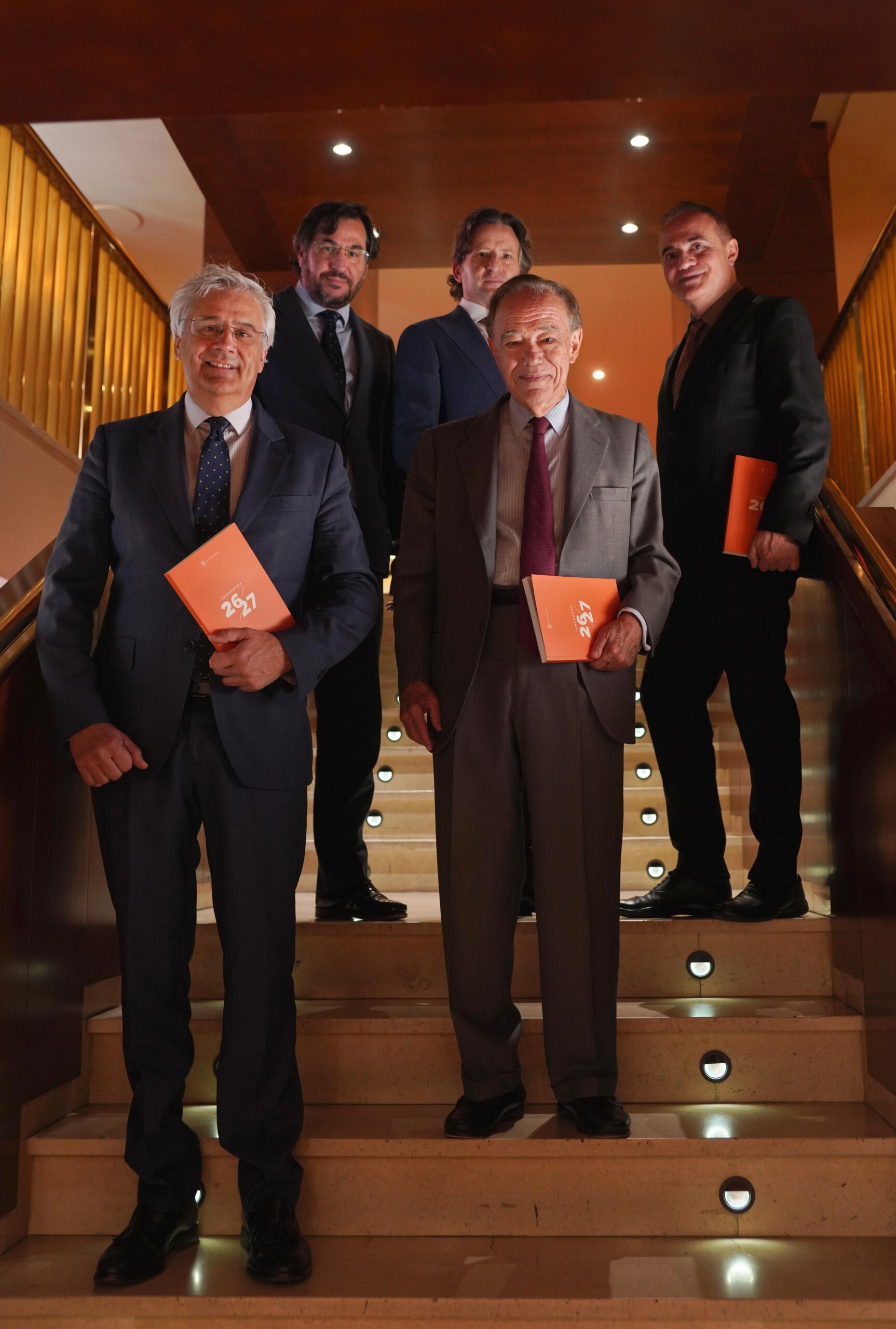 detrás, Borja Ezcurra (director general adjunto), Gustavo Gimeno (director musical del Teatro Real) y Joan Matabosch (director artístico). Foto: Javier del Real.