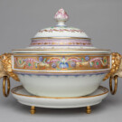 Legumbrera con decoración pompeyana. Porcelana tierna. Buen Retiro (Madrid), 1784-1803. Museo Arqueológico Nacional, 