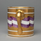 Taza con la banda de la Real Orden de las Damas Nobles de la Reina María Luisa. Buen Retiro (Madrid), 1807-1808. Porcelana dura. Museo Arqueológico Nacional