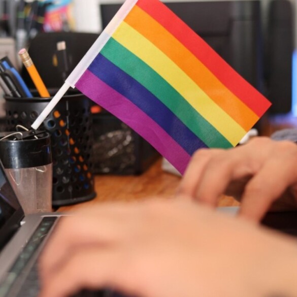 Las personas LGTBIQ+ que ganan menos de 1.000 € al mes, más susceptibles de sufrir homofobia