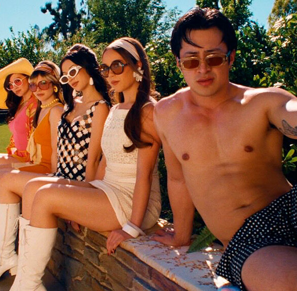 Hudson Williams, más sexy que nunca en 'Madwoman', el nuevo vídeo de Laufey