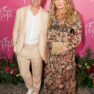 Tristan Schukraft con Jennifer Coolidge