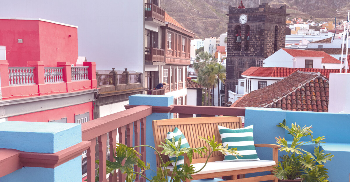 Estos apartamentos están situados en el centro histórico de la capital palmera, a un minuto caminando de la playa.