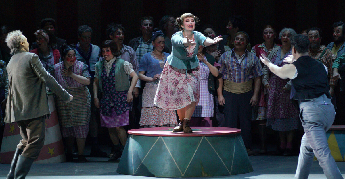 Hacía ciento dos años que esta ópera checa no se veía en este escenario, en el que se estrenó en marzo de 1924. Foto: Javier del Real.