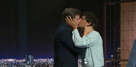 El beso de Eduardo y Marc con el que comenzaron la entrevista.