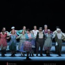 Svetlana Aksenova (Mařenka) y el Coro Titular del Teatro Real en La novia vendida, que se acaba de estrenar en el Teatro Real. Foto: Javier del Real.