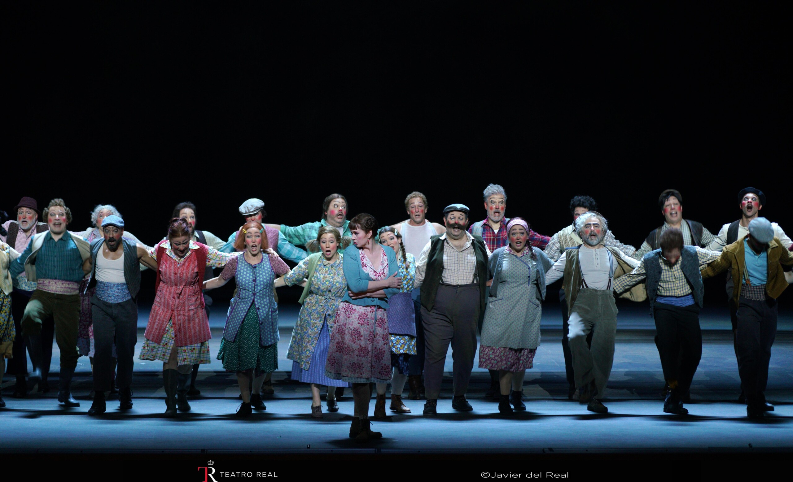 Svetlana Aksenova (Mařenka) y el Coro Titular del Teatro Real en La novia vendida, que se acaba de estrenar en el Teatro Real. Foto: Javier del Real.