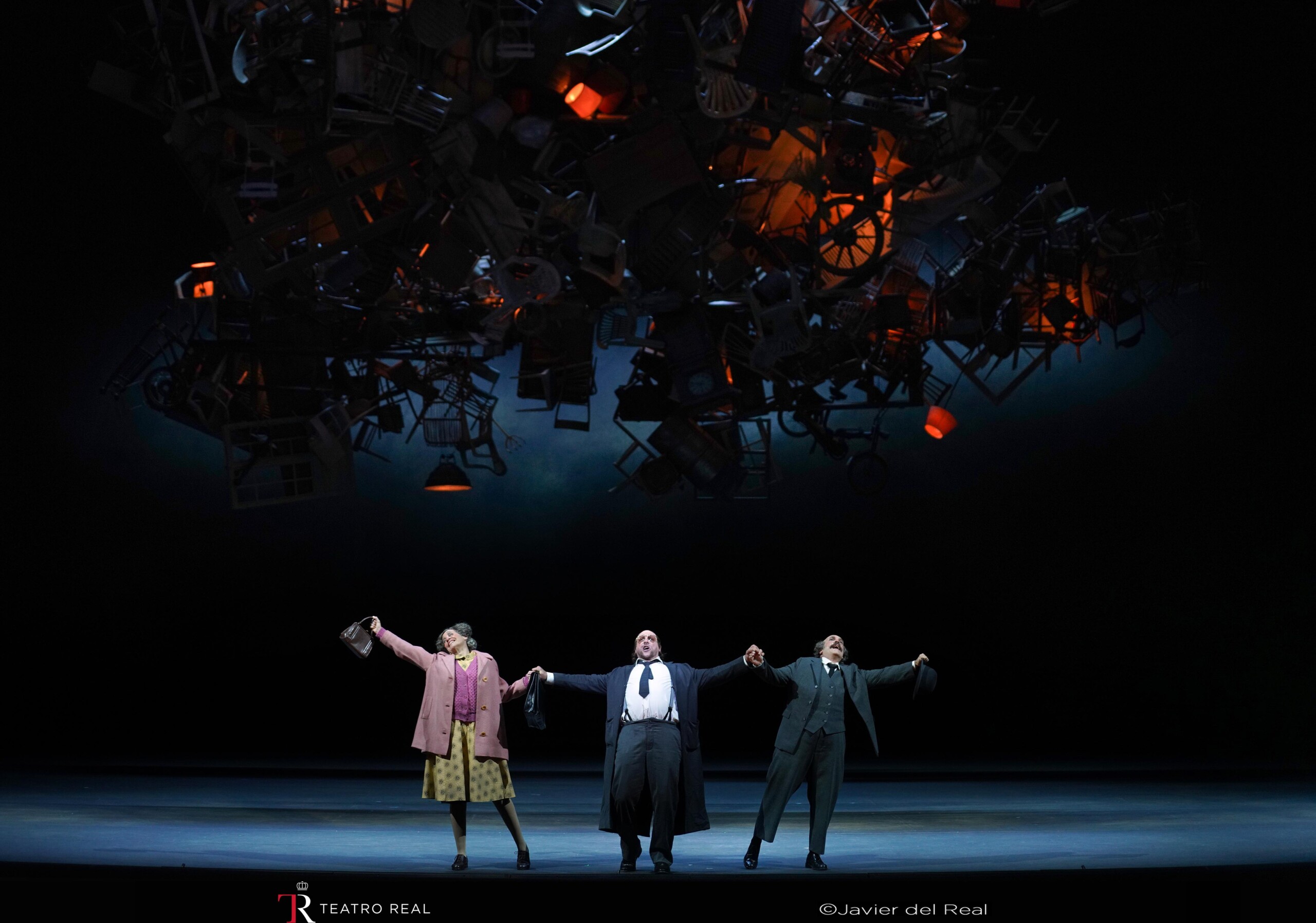 María Rey-Joly (Ludmila), Günther Groissböck (Kekal), Manel Esteve (Krušina) en La novia vendida, que se acaba de estrenar en el Teatro Real. Foto: Javier del Real.