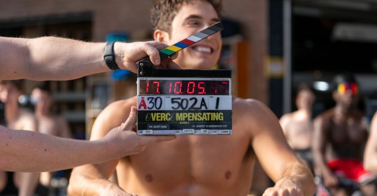 Benito Skinner calienta el rodaje de la segunda temporada de la serie LGTBIQ+ 'Overcompensating'