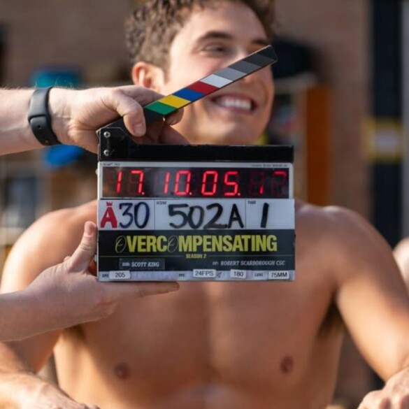 Benito Skinner calienta el rodaje de la segunda temporada de la serie LGTBIQ+ 'Overcompensating'