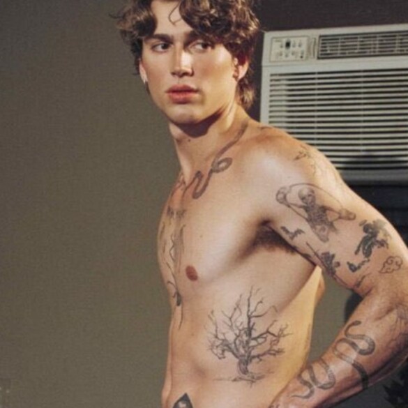 El actor Vinnie Hacker, más sexy que nunca en sus nuevas fotos virales