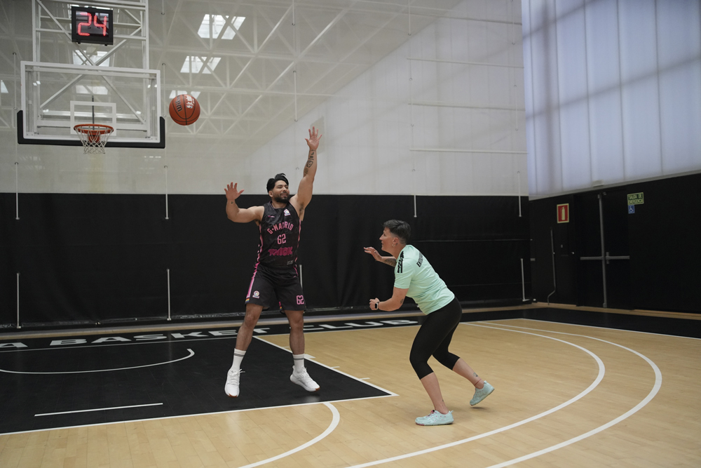 Falak y Laura juegan al baloncesto en L'Alqueria del Basket.