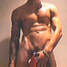 El torso de Kieron Moore.