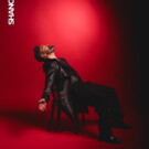 Abrigo <a href="https://www.enaut.co/" target="_blank" rel="noopener">Eñaut</a> Camiseta <a href="https://addicted.es/es/" target="_blank" rel="noopener">Addicted</a> Pantalón y botines <a href="https://www.karllagerfeld.com/es-es" target="_blank" rel="noopener">Karl Lagerfeld</a> Pulsera plata <a href="https://www.unode50.com/eu/es_ES/home?_gl=1*hqu7ii*_up*MQ..*_gs*MQ..&gclid=CjwKCAjw-dfOBhAjEiwAq0RwIz1roLt4eMmVgiRT2QnYDAzIgyQ0K0S79xnFibyC9xxNaLH1rlTj9BoC-pEQAvD_BwE&gbraid=0AAAAAC1oY7dhPXKpyV-OggngEJ5O14VOg" target="_blank" rel="noopener">Unode50</a>