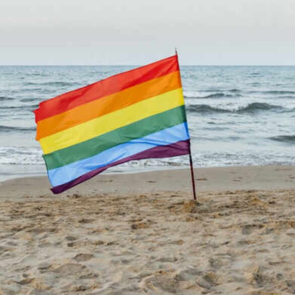 Condenado un camarero por agredir e insultar a una pareja gay en Benidorm