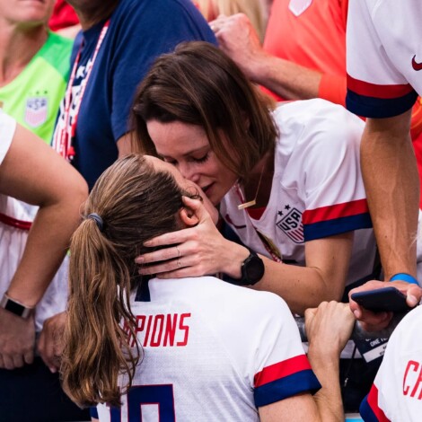 La salida del armario de la futbolista fue con un apasionado beso.