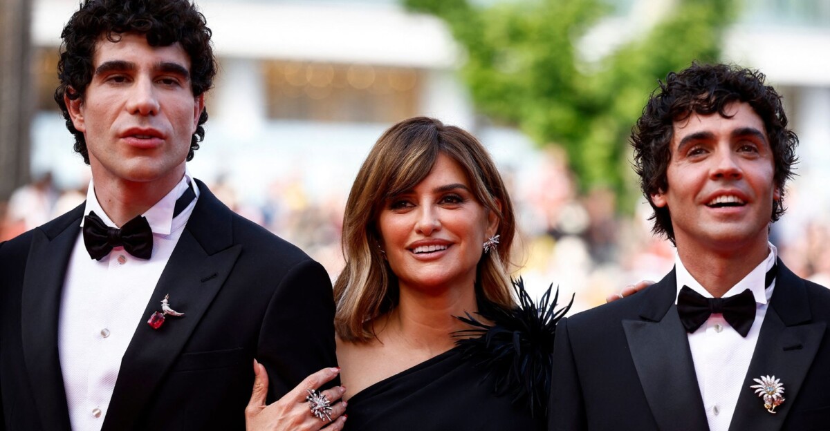 El histórico paso de Los Javis por Cannes: "La bola negra' está hecha por dos directores maricones y tres protagonistas gais"