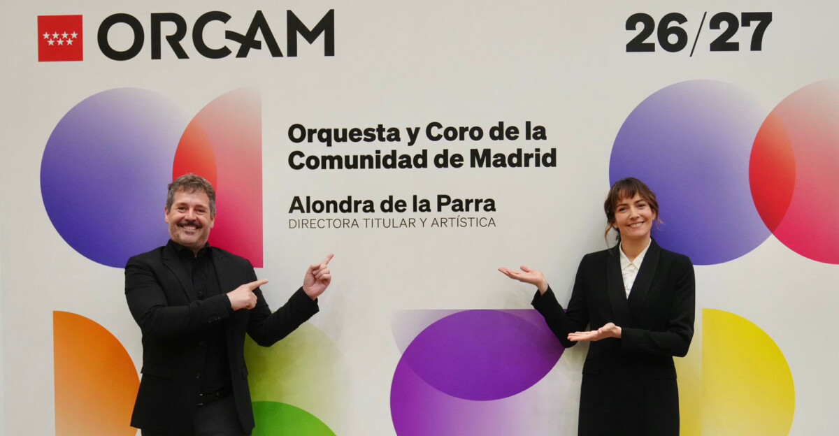 Mariano de Paco, consejero de Cultura de la Comunidad de Madrid, y Alondra de la Parra, en la presentación. Foto: David Mudarra.
