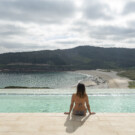Su piscina con vistas.