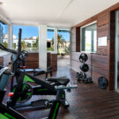 Mantén tu cuerpo en forma en su gimnasio.