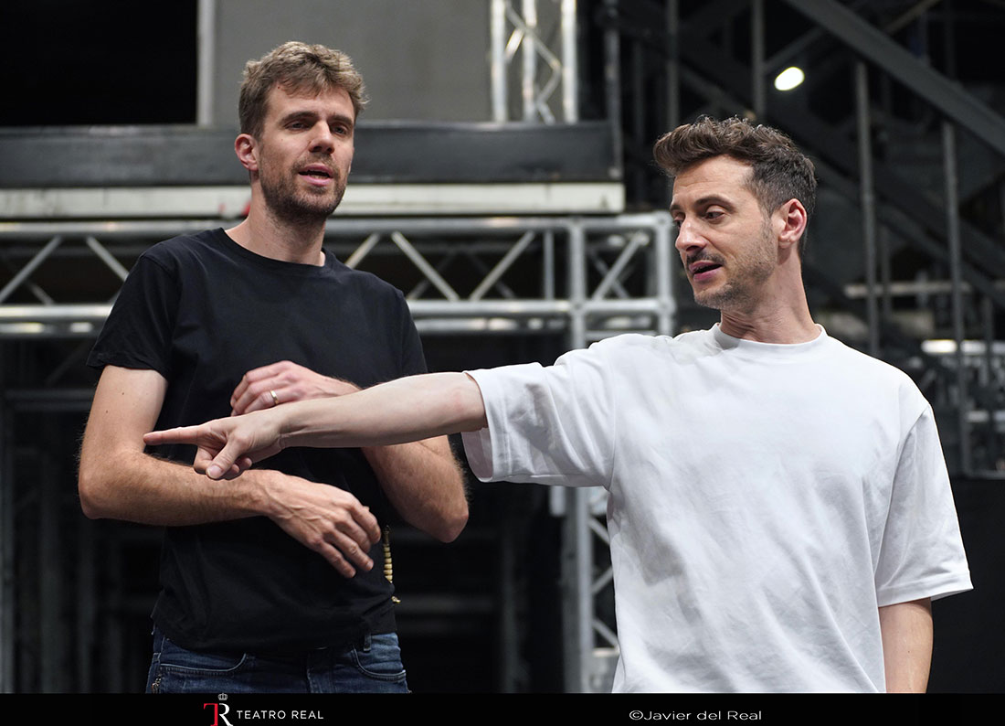 El barítono José-Ramón Olivé (Grégorio) junto a Thomas Jolly en un ensayo en el Real.