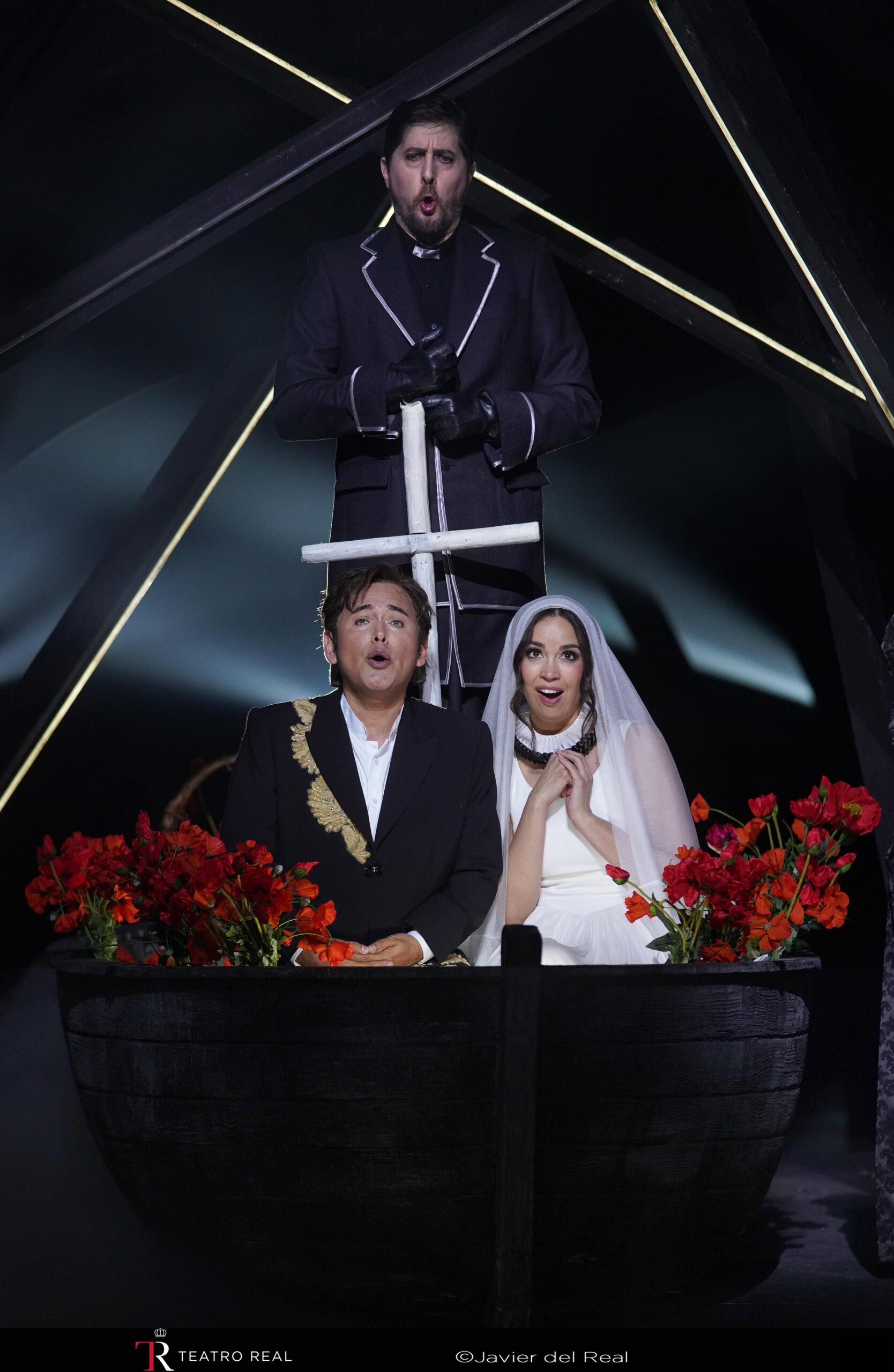 Javier Camarena (Romeo), Nadine Sierra (Julieta); detrás, Roberto Tagliavini (Fray Lorenzo) en 'Romeo y Julieta' en el Teatro Real. Foto: Javier del Real.