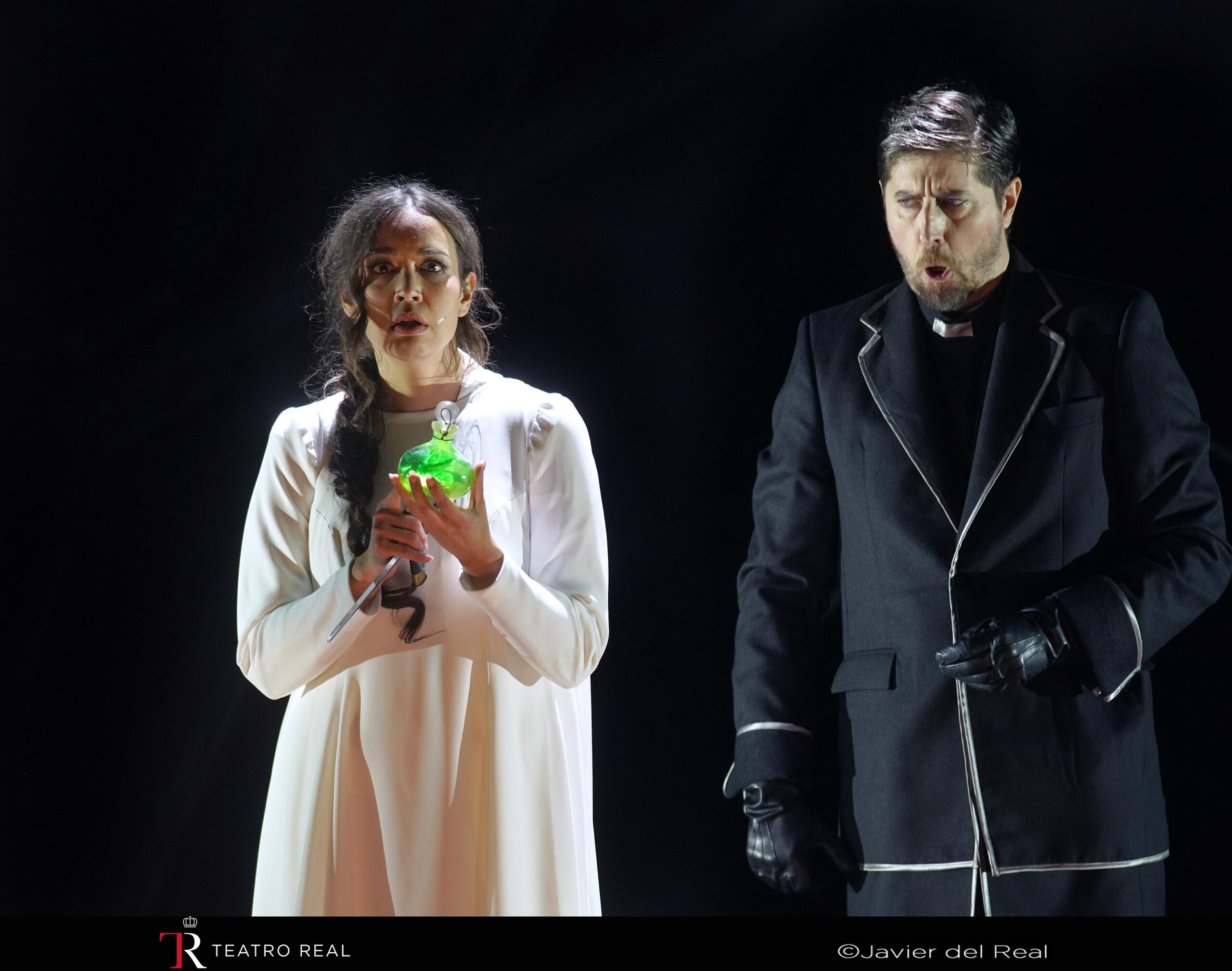 Nadine Sierra (Juieta) y Roberto Tagliavini (Fray Lorenzo) en 'Romeo y Julieta' en el Teatro. Real. Foto: Javier del Real.