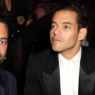 El actor Rami Malek junto a su hermano dentro de la gala.