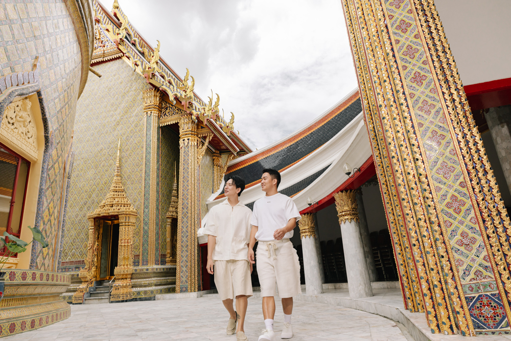 Pareja gay paseando por Tailandia.