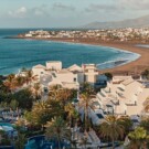Hotel Los Jameos en Lanzarote y playa.