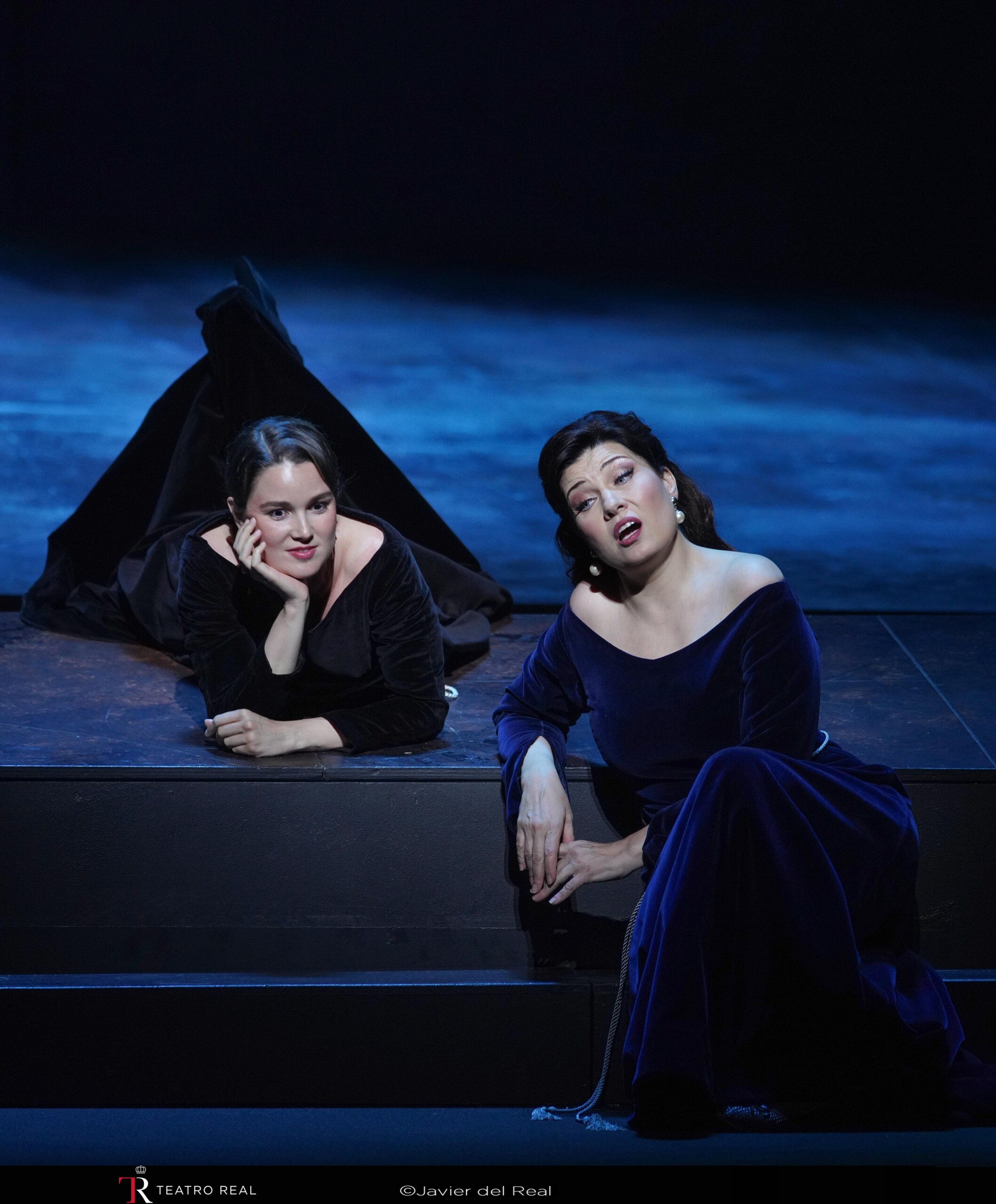 Rocío Faus (Inés), Marina Rebeka (Leonora) en 'Il Trovatore', en el Teatro Real. Foto: Javier del Real.