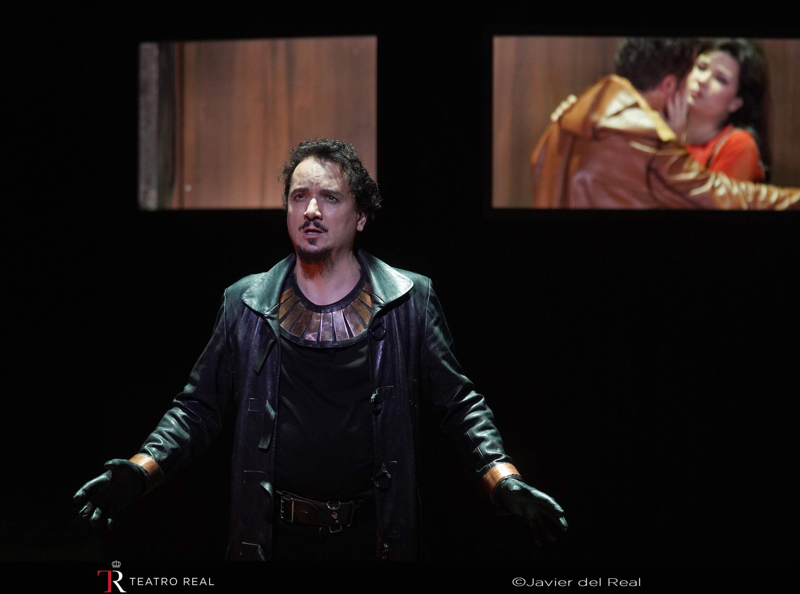 Artur Ruciński (El conde de Luna) y, detrás, Piotr Beczala (Manrico) y Marina Rebeka (Leonora) en 'Il trovatore' en el Teatro Real. Foto: Javier del Real.