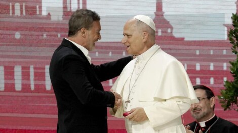 Banderas conociendo al Papa.