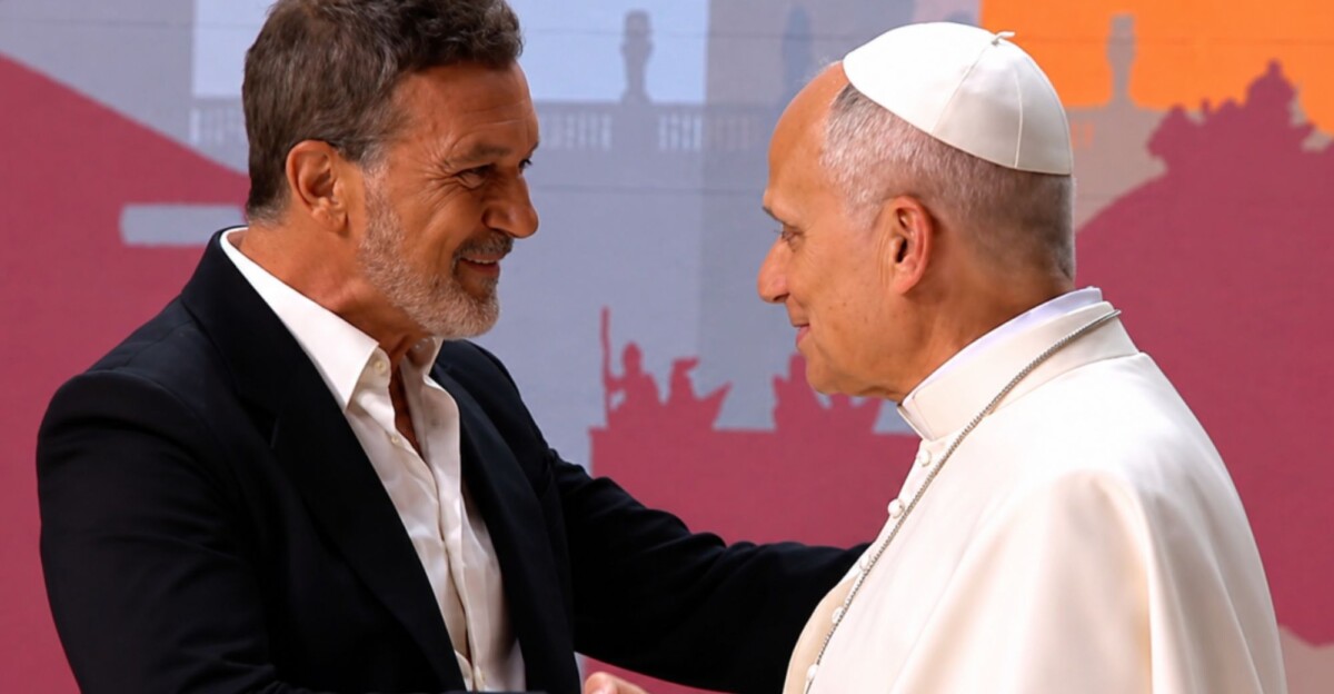 Antonio Banderas, sobre la polémica del paraguas arcoíris ante el Papa: "Que se plantee si era o no gay a estas alturas es ridículo"
