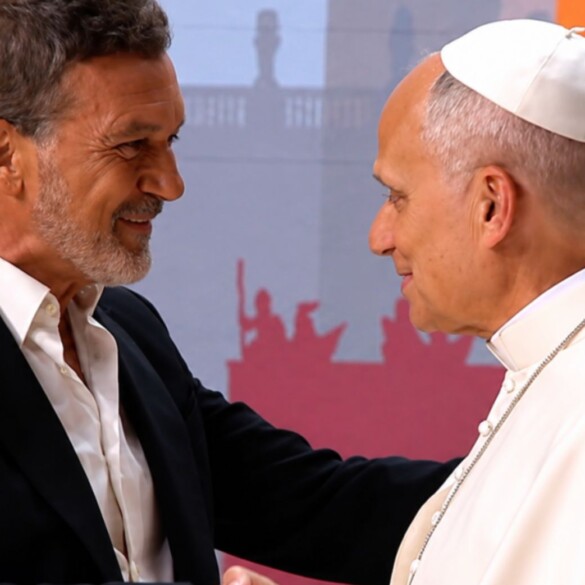 Antonio Banderas, sobre la polémica del paraguas arcoíris ante el Papa: "Que se plantee si era o no gay a estas alturas es ridículo"
