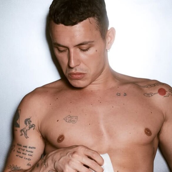 El desnudo de Arón Piper en una sesión de fotos que calienta las redes
